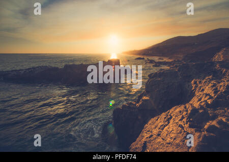 Bunte küstenansicht von Leo Carillo State Beach bei Sonnenuntergang von Sequit, Malibu, Kalifornien Stockfoto