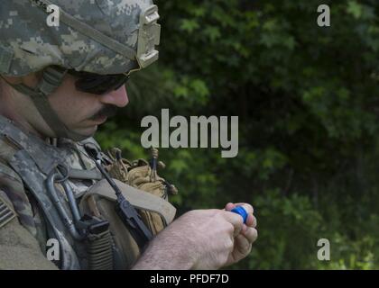 Spc. Matthäus Ruben, eine Beseitigung von Explosivstoffen Teammitglied mit 718Th Ordnance Company aus Baunholder, Deutschland, Feeds eine Linie der detination Kabel durch eine Wasserflasche Kappe während der 2018 Ordnance Tiegel am Fort A.P. Hill, Virginia, 5. Juni 2018. EOD (Explosive Ordnance Disposal) Mannschaften sind auf beurteilt und die damit verbundenen Aufgaben zur Unified land Operationen zu EOD unterstützen zu beseitigen und/oder explosiven Bedrohungen zu reduzieren. Die Ordnance Tiegel ist so konzipiert, dass Teamwork Soldaten und ihre Fähigkeiten zum kritischen Denken zu prüfen, während Sie technische Lösungen für reale Probleme Verbesserung gelten r Stockfoto