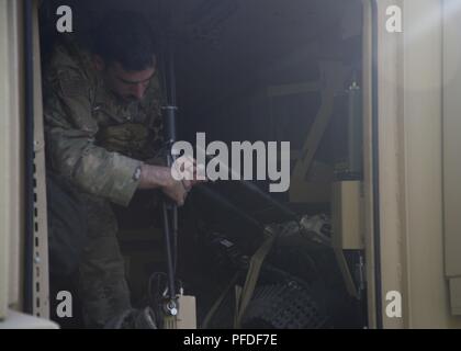 Spc. Matthäus Ruben, eine Beseitigung von Explosivstoffen Teammitglied mit 718Th Ordnance Company aus Baunholder, Deutschland, sammelt Ausrüstung für ein Training während der 2018 Ordnance Tiegel am Fort A.P. Hill, Virginia, 5. Juni 2018. EOD (Explosive Ordnance Disposal) Mannschaften sind auf beurteilt und die damit verbundenen Aufgaben zur Unified land Operationen zu EOD unterstützen zu beseitigen und/oder explosiven Bedrohungen zu reduzieren. Die Ordnance Tiegel ist so konzipiert, dass Teamwork Soldaten und ihre Fähigkeiten zum kritischen Denken zu prüfen, während Sie technische Lösungen für reale Probleme Verbesserung der Bereitschaft der f anwenden Stockfoto