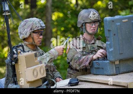 (Von links) Personal. Sgt. James Ahn, eine explosive Entsorgung team leader mit 49Th Ordnance Company aus Fort Campbell, Ky., und sein Team Mitglied Sgt. Erin Dobbins einen Talon Roboter zu finden Improvised Explosive Devices an die 2018 Ordnance Tiegel, Fort A.P. Hill, Virginia, 5. Juni 2018. EOD-Teams sind für die Maßnahmen bewertet und die damit verbundenen Aufgaben erfordern zu Unified land Operationen zu EOD unterstützen zu beseitigen und/oder explosiven Bedrohungen zu reduzieren. Die Ordnance Tiegel ist entworfen, um Teamarbeit und Soldaten "kritisches Denken Schweller zu prüfen, während Sie technische Lösungen für reale Probleme Verbesserung erneut anwenden Stockfoto