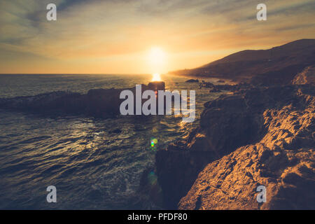 Bunte küstenansicht von Leo Carillo State Beach bei Sonnenuntergang von Sequit, Malibu, Kalifornien Stockfoto