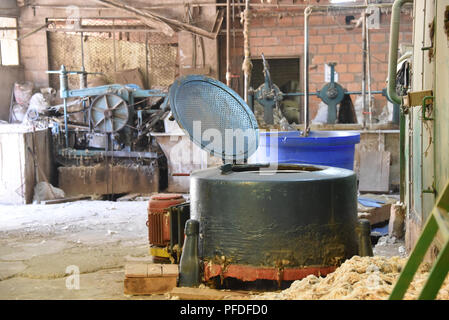 Maschinen für die Verarbeitung von Wolle für die Verwendung bei der Herstellung von traditionellen Hüte an den Sombreros Sucre Fabrik in Sucre, Bolivien Stockfoto