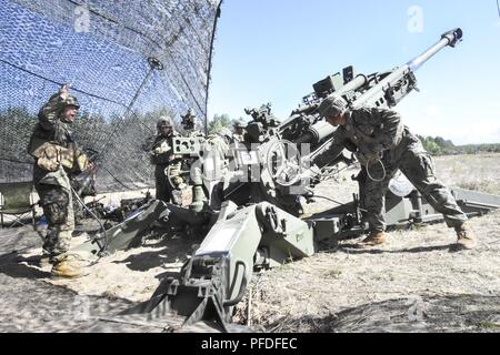 Indien Batterie, 3.BATAILLON 14 Marine Regiment Marines bereiten Sie eine M777 Haubitze während einer Live Fire Übung in Adazi Base, Lettland zu Feuer als Teil der Sabre Streik 2018 Juni 6, 2018. Diese Übung ist der achte Iteration des langjährigen US-Army Europe - LED-kooperative Ausbildung Übung entwickelt, die Interoperabilität zwischen Alliierten und regionalen Partnern zu verbessern Stockfoto