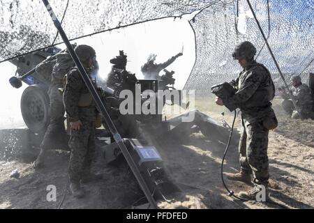 Indien Batterie, 3.BATAILLON 14 Marine Regiment Marines bereiten Sie eine M777 Haubitze während einer Live Fire Übung in Adazi Base, Lettland zu Feuer als Teil der Sabre Streik 2018 Juni 6, 2018. Diese Übung ist der achte Iteration des langjährigen US-Army Europe - LED-kooperative Ausbildung Übung entwickelt, die Interoperabilität zwischen Alliierten und regionalen Partnern zu verbessern Stockfoto