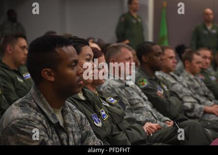 Mitglieder der 145 Gruppe Betrieb anhören als US Air Force Colonel Bryony Terrell, 145 Airlift Wing Commander, liefert Informationen während einer Sicherheit unten Tag auf der North Carolina Air National Guard Base, Charlotte Douglas International Airport, 10. Juni 2018 statt. Sicherheit Die Tage werden durchgeführt, um die derzeitigen Verfahren zu wiederholen, neue Bedrohungen definieren und diskutieren Möglichkeiten, diese zu vermeiden bzw. zu minimieren. Stockfoto