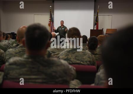 Mitglieder der 145 Operations Group (OG) hören als US Air Force Colonel Miles K. Harkey, 145 OG Commander, liefert Informationen während einer Sicherheit unten Tag auf der North Carolina Air National Guard Base, Charlotte Douglas International Airport, 10. Juni 2018 statt. Sicherheit Die Tage werden durchgeführt, um die derzeitigen Verfahren zu wiederholen, neue Bedrohungen definieren und diskutieren Möglichkeiten, diese zu vermeiden bzw. zu minimieren. Stockfoto