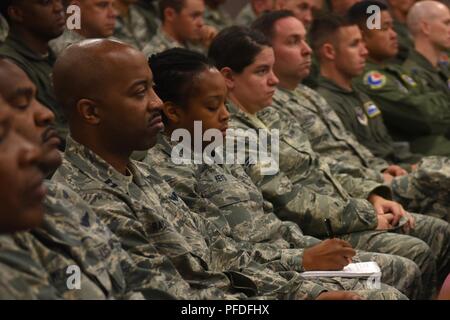 Us Air Force Tech. Sgt. Jalisa Tasten, 145 Operationen Gruppe aircrew Flug Ausrüstung, macht sich Notizen, wie hört sie Col. Meilen K. Harkey, 145 OG Commander, wie er Informationen liefert während einer Sicherheit unten Tag auf der North Carolina Air National Guard Base, Charlotte Douglas International Airport, 10. Juni 2018 statt. Sicherheit Die Tage werden durchgeführt, um die derzeitigen Verfahren zu wiederholen, neue Bedrohungen definieren und diskutieren Möglichkeiten, diese zu vermeiden bzw. zu minimieren. Stockfoto