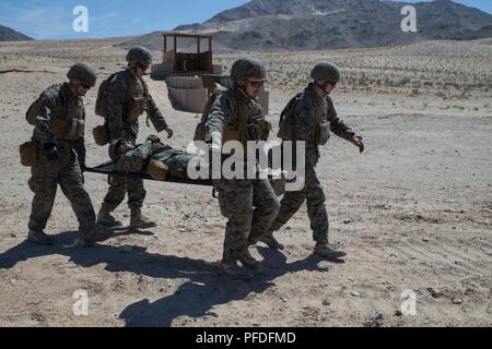 Us-Marines mit Mike Batterie, 3.Bataillon, 14 Marine Regiment, Durchführung Unfall Evakuierung Ausbildung in einer Crew - Serviert Waffen Bereich Übung während der integrierte Ausbildung Übung 4-18 bei Marine Corps Air Ground Combat Center Twentynine Palms, Kalifornien, 10. Juni 2018. ITX 4-18 bietet MAGTF Elemente eine Gelegenheit, einen Service Level Bewertung der Kernkompetenzen, die sich auf Auslandseinsätze sind unerlässlich, um zu unterziehen, Vorwärts - bereitgestellt. Stockfoto