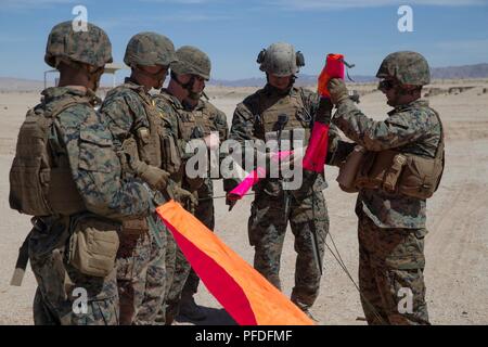 Us-Marines mit Mike Batterie, 3.Bataillon, 14 Marine Regiment, bis ein Unfall die Evakuierung an Ort und Stelle, sondern in einer Crew set - Serviert Waffen Bereich Übung während der integrierte Ausbildung Übung 4-18 bei Marine Corps Air Ground Combat Center Twentynine Palms, Kalifornien, 10. Juni 2018. ITX 4-18 bietet MAGTF Elemente eine Gelegenheit, einen Service Level Bewertung der Kernkompetenzen, die sich auf Auslandseinsätze sind unerlässlich, um zu unterziehen, Vorwärts - bereitgestellt. Stockfoto