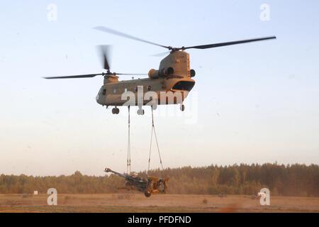 Us-Armee Soldaten zu Bravo Bulldoggen Batterie, Field Artillery Squadron, 2d-Cavalry Regiment zugeordnet, leiten eine Air Assault Rigging in Vorbereitung für zukünftige Missionen während Sabre Streik 18 auf Kazla Ruda, Litauen Juni 9, 2018. Übung U.S. Army Europe Sabre Streik 18 Highlights Die inhärente Flexibilität der Land- und Luftstreitkräfte, rasch auf Krisen zu reagieren, so dass für die richtige Präsenz, wo wir es brauchen, wenn wir sie brauchen. Stockfoto