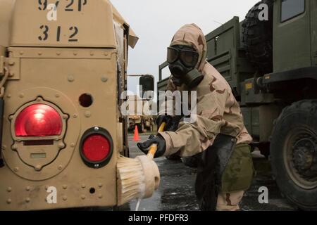 Gemeinsame Basis CAPE COD, Massachusetts - Armee Pfc. Chistopher Lopez, chemischen, biologischen, radiologischen und nuklearen Facharzt mit der 272 Chemical Company Massachusetts Army National Guard, Dekontaminiert ein High Mobility Multipurpose Radfahrzeug. Die Schulung ist Teil einer kombinierten Waffen ausüben, welche Tests die Mission Bereitschaft der Combat support Einheiten hier Juni 10, 2018. (Massachusetts Army National Guard Stockfoto