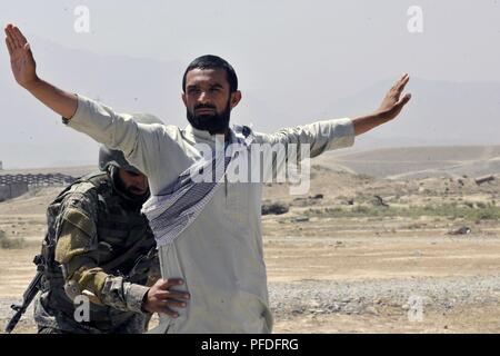 KABUL, Afghanistan (Juni 11, 2018) - ein Mitglied der Afghanischen Nationalen Army-Territorial Kraft simuliert Suche Verfahren während einer Übung auf dem Truppenübungsplatz in Kabul in Kabul, Afghanistan, 11. Juni 2018. Stockfoto