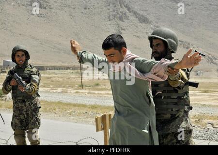 KABUL, Afghanistan (11. Juni 2018) - Mitglieder der Afghanischen Nationalen Army-Territorial Kraft simulieren Suche Verfahren während einer Übung auf dem Truppenübungsplatz in Kabul in Kabul, Afghanistan, 11. Juni 2018. Stockfoto