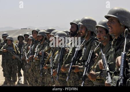 KABUL, Afghanistan (11. Juni 2018) - Mitglieder der Afghanischen Nationalen Army-Territorial Kraft echo Befehle vor einer Übung auf dem Truppenübungsplatz in Kabul in Kabul, Afghanistan, 11. Juni 2018. Stockfoto