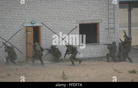 Soldaten, die Präsenz der NATO erweiterte Vorwärts battle groups führen einen Angriff Übung und ein Gebäude während Sabre Strike18 am Pabrade Training Area, Litauen, 11. Juni 2018 deutlich. Der Angriff übung und später Static Display wurde von Verehrte Besucher aus mehreren Ländern beobachtet. Sabre Streik 18 ist eine multinationale Übung geplant von Juni 3-15 Tests ausführen, die NATO die verbesserte Präsenz weiterleiten (eFP) battle groups in Estland, Lettland, Litauen und Polen. Die Übung ist Teil der NATO-Ziele Interoperabilität des Bündnisses zu zeigen und Hilfe jeder Partizipation Stockfoto