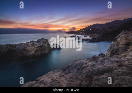 Bunte küstenansicht von Leo Carillo State Beach nach Sonnenuntergang von Sequit, Malibu, Kalifornien Stockfoto