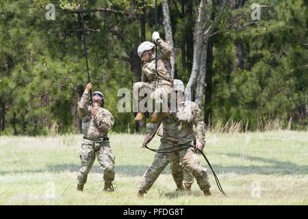 Us-Armee finden Sgt. Katie Nadeau, ein Healthcare Spezialist für die 804Th Medical Brigade, 3. Medizinischen Befehl (Support), vervollständigt Abseilen aus dem Hubschrauber an die US Army Reserve 2018 besten Krieger Wettbewerb in Fort Bragg, North Carolina, 11. Juni 2018. In diesem Jahr besten Krieger Wettbewerb bestimmen die oberen noncommissioned Officer und Junior Soldat Soldat der US-Armee finden in der Abteilung der Armee am besten Krieger Konkurrenz später dieses Jahr vertreten wird am Fort A.P. Hill, Virginia. Stockfoto