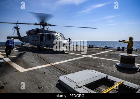 Meer (10. Juni 2018) Der Bootsmann Mate 2. Klasse Gabrielle Howell, aus Rochester, New York, leitet ein MH-60S Seahawk an Bord der Arleigh-Burke-Klasse geführte Anti-raketen-Zerstörer USS Bainbridge (DDG96), während der übung Baltic Operations, 10. Juni 2018. BALTOPS ist die wichtigste jährlich stattfindende Maritime - fokussierte Übung in der baltischen Region und einer der größten Übungen in Nordeuropa Verbesserung der Flexibilität und Interoperabilität zwischen Alliierten und Partner Nationen. Stockfoto