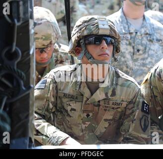 Spc. Alejandro Alcala, ein Munition Fachmann mit der 266Th Ordnance Company, 1. Mission Support Command, konkurriert im Abseilen Operationen bei der US-Army Reserve 2018 besten Krieger Wettbewerb in Fort Bragg, North Carolina, 11. Juni 2018. Dreißig sechs Wettbewerber, die US-Army Reserve Befehle in der ganzen Welt wetteifern um den noncommisioned Officer und Junior Soldaten der US-Army Reserve Bester Krieger Titel. Stockfoto