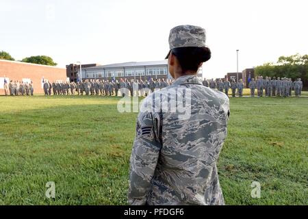 United States Air Force Flieger-führung Schule Flüge Bericht in während der Ausbildung in der Ausbildung des Air National Guard und Education Center, 12. Juni 2018, auf McGhee Tyson Air Guard Basis in East Tennessee. ALS ist eine 5-Wochen Kurs, bereitet Senior Flieger für Positionen von mehr Verantwortung bei der Leitung erforderlichen Kompetenzen der Aufsichtsbehörden und Reporting Beamten. Stockfoto