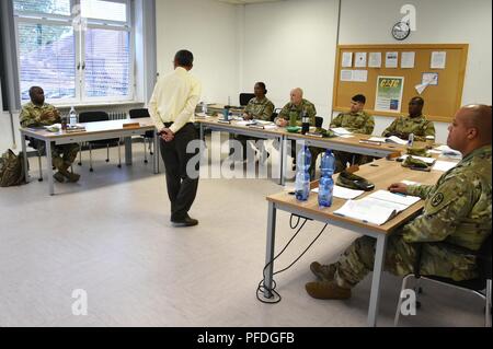 Herr Georg bieten, stehen, Leiter der Befehl Ausbildung Zweig, kombinierte Waffen Training Center (CATC), 7th Army Training Befehl, lehrt die CATC gemeinsame Faculty Development Instructor Kurs (CFD-IC) auf Rose Barracks, Vilseck, Deutschland, 12. Juni 2018. Die CFD-IC ist eine Kompetenz-basierten Kurs. Die Lernziele sind auf international anerkannten Ausbilder Kompetenzen durch das International Board von Normen für die Ausbildung, die Leistung und die Anweisung veröffentlicht wurde. Der Kurs bereitet die neue Fakultät zu lehren, Zug, und erleichtern das Lernen in einem Erwachsenen Lernumgebung. Stockfoto