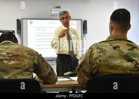 Herr Georg bieten, stehen, Leiter der Befehl Ausbildung Zweig, kombinierte Waffen Training Center (CATC), 7th Army Training Befehl, lehrt die CATC gemeinsame Faculty Development Instructor Kurs (CFD-IC) auf Rose Barracks, Vilseck, Deutschland, 12. Juni 2018. Die CFD-IC ist eine Kompetenz-basierten Kurs. Die Lernziele sind auf international anerkannten Ausbilder Kompetenzen durch das International Board von Normen für die Ausbildung, die Leistung und die Anweisung veröffentlicht wurde. Der Kurs bereitet die neue Fakultät zu lehren, Zug, und erleichtern das Lernen in einem Erwachsenen Lernumgebung. Stockfoto