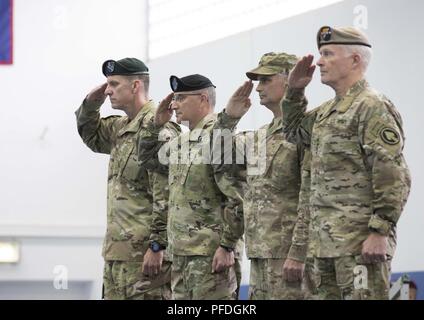 Von links, US-Armee Generalmajor Mark C. Schwartz, US-European Command kommandierenden General Curtis M. Scaparrotti, US Air Force Generalmajor Kirk W. Smith, und US Special Operations Command Kommandierende General Raymond A. Thomas salute bei einem Befehl Zeremonie, Patch Barracks, Stuttgart, 12. Juni 2018. Service Mitglieder aus allen Branchen Service im Wandel der Befehl Zeremonie, wo Schwartz Befehl des US Special Operations Command Europa zu Smith aufgegeben teilgenommen. Stockfoto