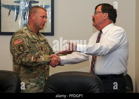 Us-Armee Oberstleutnant Todd Bartunek mit der South Dakota Army National Guard, Slips South Dakota Leutnant. Matt Michels über den Goldenen Coyote Übung, Rapid City, S.D., 11. Juni 2018. Die goldenen Coyote Übung ist eine dreiphasige, Szenario-driven Übung in den Black Hills von South Dakota und Wyoming, mit dem Kommandanten auf der Mission wesentliche Anforderungen der Aufgabe, Krieger Aufgaben und Übungen zu konzentrieren. Stockfoto