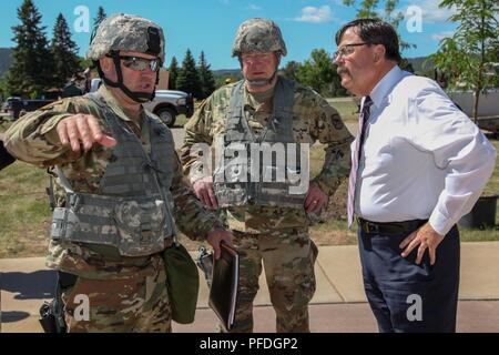 Us-Armee Oberst Scott Petrik, Leiter der Personal- und Brig. Gen. Tom Croymans, Kommandeur der Truppen der Goldenen Coyote Übung, mit der South Dakota Army National Guard, kurze South Dakota Leutnant. Matt Michels über den Goldenen Coyote Übung, Rapid City, S.D., 11. Juni 2018. Stockfoto