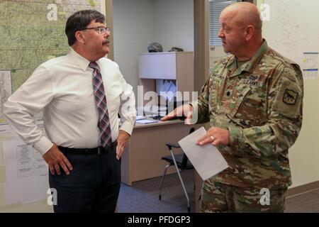 Us-Armee Oberstleutnant Todd Bartunek mit der South Dakota Army National Guard, Slips South Dakota Leutnant. Matt Michels über den Goldenen Coyote Übung, Rapid City, S.D., 11. Juni 2018. Die goldenen Coyote Übung ist eine dreiphasige, Szenario-driven Übung in den Black Hills von South Dakota und Wyoming, mit dem Kommandanten auf der Mission wesentliche Anforderungen der Aufgabe, Krieger Aufgaben und Übungen zu konzentrieren. Stockfoto