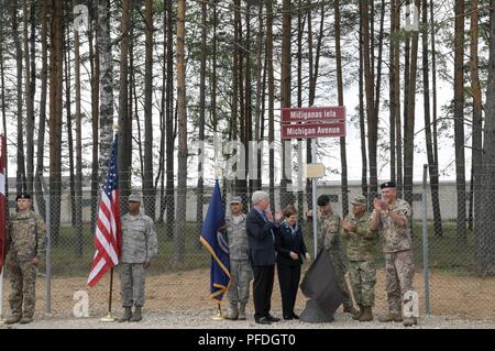 ĀDAZI, Lettland - Michigan Gouverneur Rick Snyder, US-Botschafter in Lettland, Nancy Pettit, Adjutant General von Michigan, Generalmajor Gregor Vadnais, der lettischen Armee Kommandeur, Generalleutnant Leonīds Kalniņs und lettischen Infanterie Brigade Kommandeur, Oberst Ilmārs Lejiņš, enthüllen "Michigan Avenue" an ādaži Militärbasis, Lettland, Dienstag, 12. Juni 2018, die 25-jährige Beziehung zwischen Lettland und Michigan zu gedenken unter den US-amerikanischen National Guard Bureau State Partnership Program (SPP). Die Veranstaltung wurde auch von den USA und Lettische militärische Mitglieder teilnahmen. Nach der Einweihung, die verehrten Besucher t Stockfoto