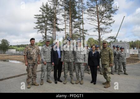 ĀDAZI, Lettland, Michigan Gouverneur Rick Snyder, US-Botschafter in Lettland, Nancy Pettit, Stellvertretender Kommandant, Adjutant General von Michigan, Generalmajor Gregor Vadnais und Lettischen Nationalen Kommandeur, Generalleutnant Leonīds Kalniņs, vorgestellte "Michigan Avenue" an ādaži Militärbasis, Lettland, Dienstag, 12. Juni 2018, die 25-jährige Beziehung zwischen Lettland und Michigan zu gedenken unter den US-amerikanischen National Guard Bureau State Partnership Program (SPP). Die Veranstaltung wurde auch von den USA und Lettische militärische Mitglieder teilnahmen. Nach der Einweihung, die verehrten Besucher tourte ein Bauarbeiten Website whe Stockfoto