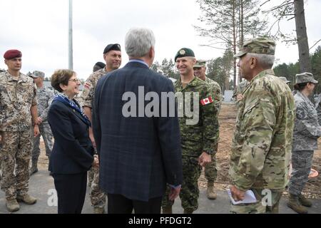 ĀDAZI, Lettland, Michigan Gouverneur Rick Snyder, US-Botschafter in Lettland, Nancy Pettit, Adjutant General von Michigan, Generalmajor Gregor Vadnais und Lettischen Nationalen Streitkräfte Kommandeur, Generalleutnant Leonīds Kalniņs sprechen mit kanadischen Oberstleutnant Sean French, Kommandeur der NATO-Enhanced vorwärts Präsenz Battle Group - Lettland nach der Enthüllung "Michigan Avenue" an ādaži Militärbasis, Lettland, Dienstag, 12. Juni 2018, die 25-jährige Beziehung zwischen Lettland und Michigan zu gedenken unter den US-amerikanischen National Guard Bureau State Partnership Program (SPP). Die Veranstaltung wurde auch von den USA und Lettland besucht Stockfoto