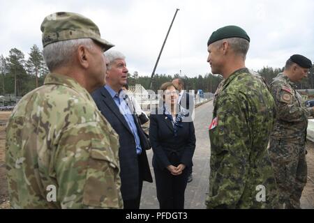 ĀDAZI, Lettland, Michigan Gouverneur Rick Snyder, US-Botschafter in Lettland, Nancy Pettit, und Adjutant General von Michigan, Generalmajor Gregor Vadnais, sprechen mit kanadischen Oberstleutnant Sean French, Kommandeur der NATO-Enhanced vorwärts Präsenz Battle Group - Lettland nach der Enthüllung "Michigan Avenue" an ādaži Militärbasis, Lettland, Dienstag, 12. Juni 2018, die 25-jährige Beziehung zwischen Lettland und Michigan zu gedenken unter den US-amerikanischen National Guard Bureau State Partnership Program (SPP). Die Veranstaltung wurde auch von den USA und Lettische militärische Mitglieder teilnahmen. Nach der Einweihung, die verehrten visito Stockfoto