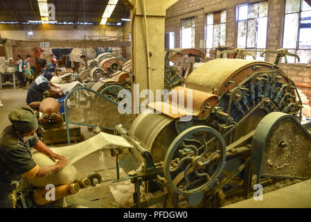 Arbeitnehmer mit industriellen Maschinen in der Produktion von traditionellen Hüte an den Sombreros Sucre Fabrik in Sucre, Bolivien Stockfoto