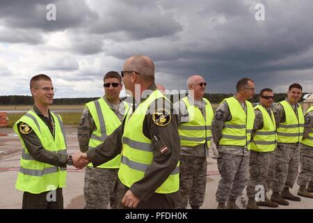 RIGA, Lettland - Brig. General John D. Slocum, der Kommandant der 127 Selfridge Air National Guard Base, Mich., greats die Flieger der 127 Luftbetankung Gruppe am Flughafen Riga, Lettland, während Sabre Streik 18. Am 12. Juni 2018. Sabre Streik ist ein langjähriger US-Army Europe - LED-kooperative Übung, für die Bereitschaft und die Interoperabilität zwischen den Verbündeten und Partnern in der Region zu verbessern. Stockfoto