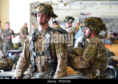 Ein Fallschirmjäger der US-Armee, die den zweiten Bataillon zugeordnet, 503Rd Infanterie Regiment, 173Rd Airborne Brigade, prüft der Fallschirm von US-Fallschirmjäger in Aviano Air Base in Vorbereitung auf die Übung Bajonett Streik Osten auf Julia Drop Zone in Pordenone, Italien, 13. Juni 2018. Die 173Rd Airborne Brigade ist der US-Armee Contingency Response Force in Europa, die in der Projektion bereit Kräfte überall in den USA in Europa, Afrika oder Verantwortungsbereich Zentrale Befehle". Stockfoto