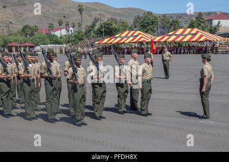 Us-Marines mit 1St Bataillon, 11 Marine Regiment, 1st Marine Division, Bohrmaschine, die während eines Befehls Zeremonie an der Marine Corps Base Camp Pendleton, Calif., 13. Juni 2018. Die Zeremonie markiert den führungswechsel als Oberstleutnant Todd McCarthy tritt sein Amt als Kommandierender Offizier zu lt Col Kenneth Mazo, sodass die Einheit weiter Es ist ständige Bereitschaft für die Sicherheit der Nation. Stockfoto