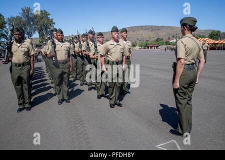 Us-Marines, mit 1St Bataillon, 11 Marine Regiment, 1st Marine Division, Bohrmaschine, die während eines Befehls Zeremonie an der Marine Corps Base Camp Pendleton, Calif., 13. Juni 2018. Die Zeremonie markiert den führungswechsel als Oberstleutnant Todd McCarthy tritt sein Amt als Kommandierender Offizier zu lt Col Kenneth Mazo, sodass die Einheit weiter Es ist ständige Bereitschaft für die Sicherheit der Nation. Stockfoto