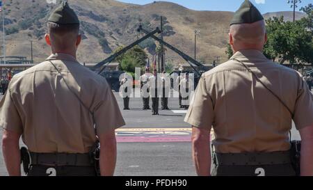 Us Marine Corps Oberstleutnant Kenneth Mazo, Links, eingehende kommandierender Offizier mit 1St Bataillon, 11 Marine Regiment, 1st Marine Division, Befehl erhält von Oberstleutnant Todd McCarthy, rechts, der offgoing kommandierenden Offizier, in der Marine Corps Base Camp Pendleton, Calif., 13. Juni 2018. Die Zeremonie markiert den Wechsel in der Führung und eine Fortsetzung der ständigen Bereitschaft der Einheit für die Sicherheit der Nation. Stockfoto