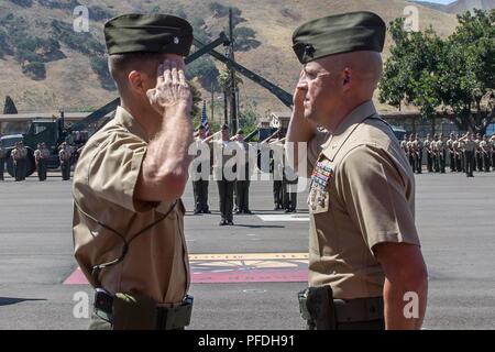 Us Marine Corps Oberstleutnant Kenneth Mazo, Links, die eingehenden kommandierender Offizier mit 1St Bataillon, 11 Marine Regiment, 1st Marine Division, Befehl erhält von Oberstleutnant Todd McCarthy, rechts, offgoing kommandierenden Offizier, in der Marine Corps Base Camp Pendleton, Calif., 13. Juni 2018. Die Zeremonie markiert den Wechsel in der Führung und eine Fortsetzung der ständigen Bereitschaft der Einheit für die Sicherheit der Nation. Stockfoto