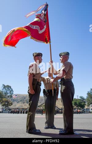 Us Marine Corps Oberstleutnant Kenneth Mazo, Links, die eingehenden kommandierender Offizier mit 1St Bataillon, 11 Marine Regiment, 1st Marine Division, Befehl erhält von Oberstleutnant Todd McCarthy, rechts, offgoing kommandierenden Offizier, in der Marine Corps Base Camp Pendleton, Calif., 13. Juni 2018. Die Zeremonie markiert den Wechsel in der Führung und eine Fortsetzung der ständigen Bereitschaft der Einheit für die Sicherheit der Nation. Stockfoto