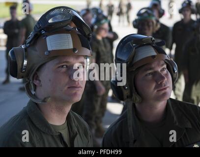 Us Marine Corps Cpls. Paul Johnson und Andrew Stringer, Marine Light Attack Helicopter Squadron 773 Crew Chief (links), und flightline Mechaniker (links), beobachten Sie die Türen eines US Air Force C-17 Globemaster III von der 305th Air Mobility Wing geöffnet während der Marine Flugzeuge 2018 Gruppe 49 kombinierte Waffen Übung auf Joint Base Mc Guire-Dix - Lakehurst, New Jersey, 12. Juni 2018. Johnson und Stringer sagten, daß sie nie gesehen haben, die innerhalb einer C-17 und waren beeindruckt, dass die C-17 in der Lage war, US Marine Corps Flugzeuge AH-1 SuperCobra und CH-53 Sea Stallion im inneren Raum zu passen. Stockfoto