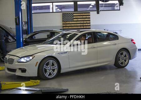 Sgt. Anderson Leighton, erholt service Mitglied, verwundeten Krieger Battalion-West, fährt ein 2017 BMW 650i Gran Coupé Limousine während des Wehrdienstes Techniker Education Program (MSTEP) Training im Marine Corps Base Camp Pendleton, Calif., 4. Juni 2018. Das Programm hat Marines für automobile Karriere Felder bereiten, nachdem sie Übergang aus dem Marine Corps. Stockfoto