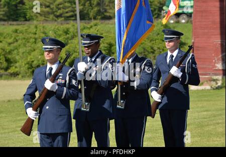 Der New York Air National Guard 106 Rettung Flügel Ehrengarde bereiten Sie die Farben auf der 40. Gedenktag der Jolly 85 bei VFW Post 1505, Keeseville, N.Y., 13. Juni 2018 zu veröffentlichen. Am 13. Juni 1978, eine HH-3E Jolly Green Giant Helikopter aus dem 102 für Luft- und Raumfahrt Rescue & Recovery Gruppe jetzt die 106 Rettung Flügel in West Hampton Beach N.Y., wieder zur Basis nach dem Training am Plattsburgh Air Force Base, NEW YORK, nach der Begegnung mit schlechtem Wetter, die sieben Mitglieder wandten sich nach Plattsburgh, aber mit geringen Sichtbarkeit, die HH-3E schlagen die Trembleau Berg nur unter seinem Höchststand. Stockfoto