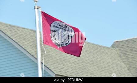 Die US Air Force pararescue Fahne winken in der Luft während der 40. Gedenktag der Jolly 85 Absturz beim VFW Post 1505, Keeseville, N.Y., 13. Juni 2018. Am 13. Juni 1978, eine HH-3E Jolly Green Giant Helikopter aus dem 102 für Luft- und Raumfahrt Rescue & Recovery Gruppe jetzt die 106 Rettung Flügel in Westhampton Beach N.Y., wieder zur Basis nach dem Training am Plattsburgh Air Force Base, NEW YORK, nach der Begegnung mit schlechtem Wetter, die sieben Mitglieder wandten sich nach Plattsburgh, aber mit geringen Sichtbarkeit, die HH-3E schlagen die Trembleau Berg nur unter seinem Höchststand. Stockfoto