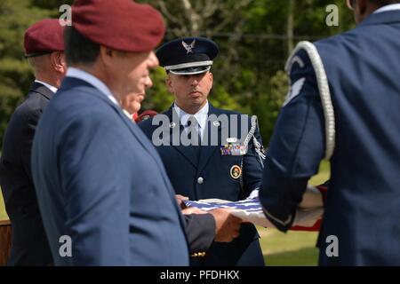 New York Air National Guard 106 Rettung Flügel Ehrengarde und ehemalige pararescuemen falten Sie die amerikanische Flagge auf der VFW Post 1505 Kommandant Herr Mike Billinger vorgelegt werden. Die absturzstelle von Jolly85, ein HH-3E Helikopter aus dem 102 für Luft- und Raumfahrt Rescue & Recovery Group, jetzt 106 Rettung Flügel, ist an Trembleau Berg, Keeseville, N.Y. Stockfoto