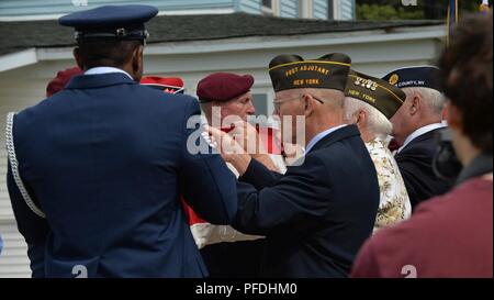 New York Air National Guard 106 Rettung Flügel Ehrengarde und ehemalige pararescuemen falten Sie die amerikanische Flagge auf der VFW Post 1505 Kommandant Herr Mike Billinger vorgelegt werden. Die absturzstelle von Jolly85, ein HH-3E Helikopter aus dem 102 für Luft- und Raumfahrt Rescue & Recovery Group, jetzt 106 Rettung Flügel, ist an Trembleau Berg, Keeseville, N.Y. Stockfoto