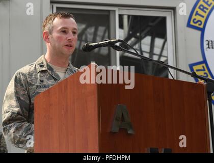 INCIRLIK, Türkei - US Air Force Oberstleutnant Isaac Adams, eingehende 728th Air Mobility Squadron Commander, spricht mit seinem geschwader Mitglieder während eines Befehls Zeremonie in Incirlik, Türkei, 13. Juni 2018. Die 728Th AMS bietet Know-how in der Antenne Port Operations, Flugzeugwartung, und Befehl und Kontrolle. Stockfoto