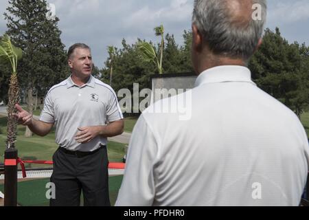 Us Air Force Colonel David S. Eaglin, 39th Air Base Wing Commander, spricht während der Ribbon Cutting für erste erhöhte T-Stück, um die US-Luftwaffe an der Hodja Lakes Golf Course, Incirlik, Türkei, 12. Juni 2018. Eaglin dankte den für den Aufbau des neuen T-Stück an, einschließlich der Mitglieder des 39. Vertragsstaat Squadron und 39. Bauingenieur Geschwader beteiligt. Stockfoto